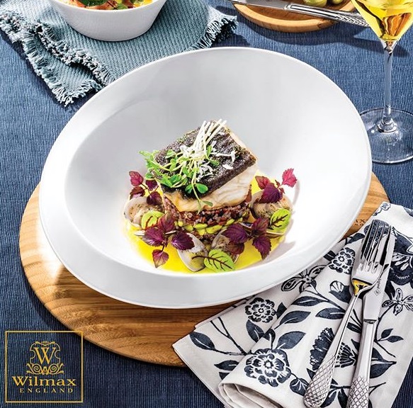 Красивая сервировка стола и стильная посуда помогают создать правильную атмосферу